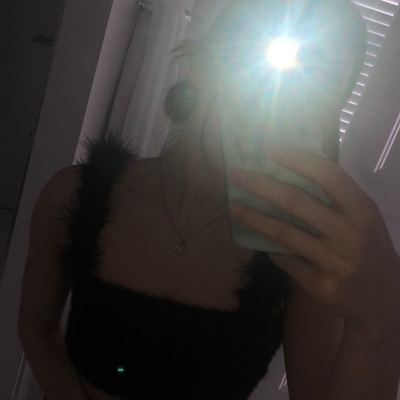 Black fluffy tank top - Picture 3 of 4